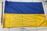 У Рівному п'яний чоловік зірвав з будівлі прапор України і витирав ним автомобілі