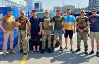 Закарпатський письменник Андрій Любка передав ДРБ “Сонечко” позашляховик BMW X5