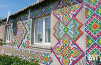 На Волині ґазда перетворив хату на вишиванку з корків від пляшок