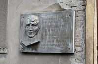У Коломиї з фасадів будинків демонтують пам'ятки тоталітаризму