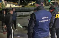 На Закарпатті адвокатку підозрюють в незаконному переправленні чоловіків закордон під виглядом перевізників гумдопомоги