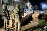 Прикордонники затримали майже сотню порушників кордону та виявили 144 ящики контрабандних цигарок