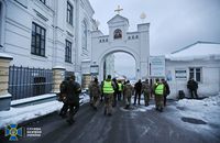 Західна Україна за минулий тиждень: Обшуки в Почаївській Лаврі та Різдвяні ялинки на два тижні раніше