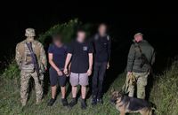 Прикордонники поблизу Тиси зупинили сімох «водолазів»