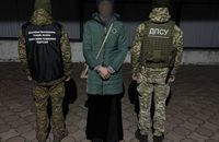Жінка одягла чоловіка в спідницю, щоби вивезти з України як "німу сестру" 