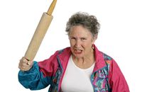 На Хмельниччині пʼятеро жінок заблокували та пошкодили бус ТЦК