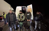 На в’їзді у Закарпаття в опломбованому бусі Mercedes виявили групу ухилянтів