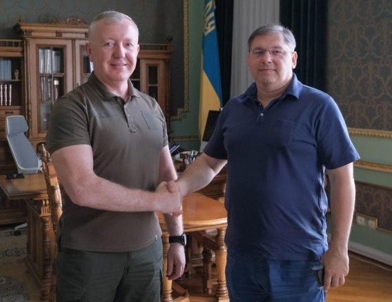 На знимці зліва направо: крісло губернатора Буковини, Сергій Осачук, Руслан Запаранюк