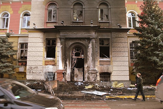 Вхід в будівлю УСБУ в Івано-Франківській області після штурму майданівцями в лютому 2014 році